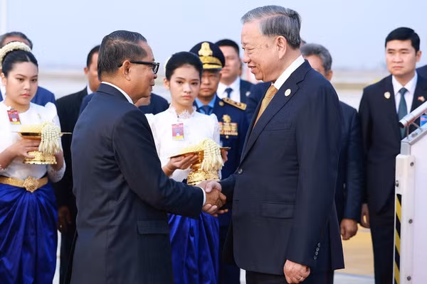 Lễ đón Tổng Bí thư Tô Lâm cùng Đoàn đại biểu cấp cao Đảng, Nhà nước Việt Nam tại Sân bay Quốc tế Techo, thủ đô Phnom Penh. (Ảnh: Dương Giang/TTXVN)