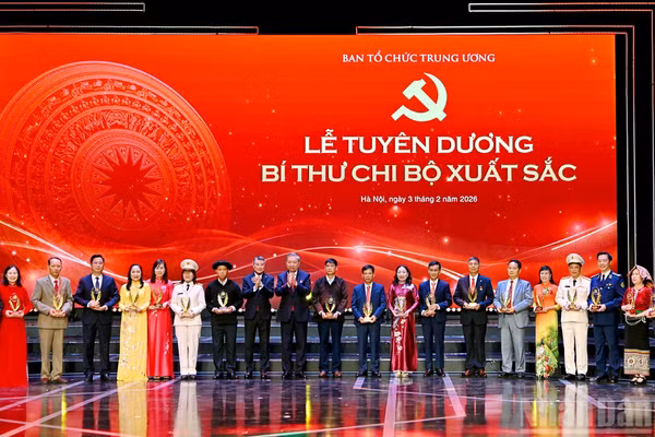 Tổng Bí thư Tô Lâm và Trưởng Ban Tổ chức Trung ương Lê Minh Hưng trao biểu trưng tặng các Bí thư chi bộ xuất sắc tại buổi lễ. (Ảnh: Báo Nhân Dân)