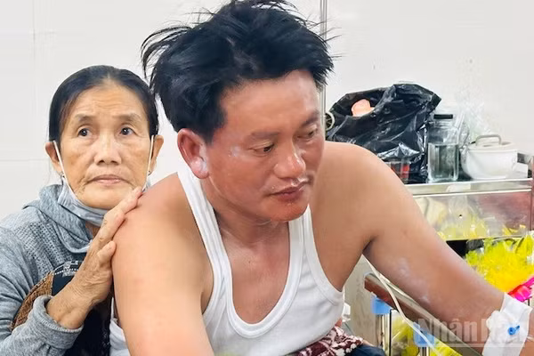 Anh Lê Văn Sanh sống sót kỳ diệu sau khi vượt bão và trôi trên biển nhiều giờ liền.