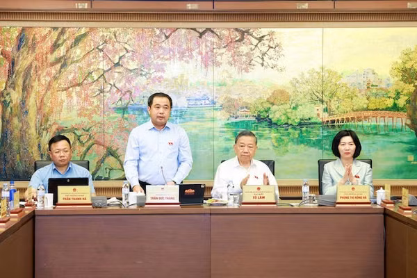 Tổng Bí thư, Chủ tịch nước Tô Lâm tham dự phiên thảo luận của Đoàn đại biểu Quốc hội thành phố Hà Nội tại tổ ngày 26/10. Đồng chí Trần Đức Thắng, Ủy viên Bộ Chính trị, Bí thư Thành ủy, Trưởng đoàn đại biểu Quốc hội thành phố Hà Nội chủ trì, điều hành phiên thảo luận. (Ảnh: VĂN TUYẾN)