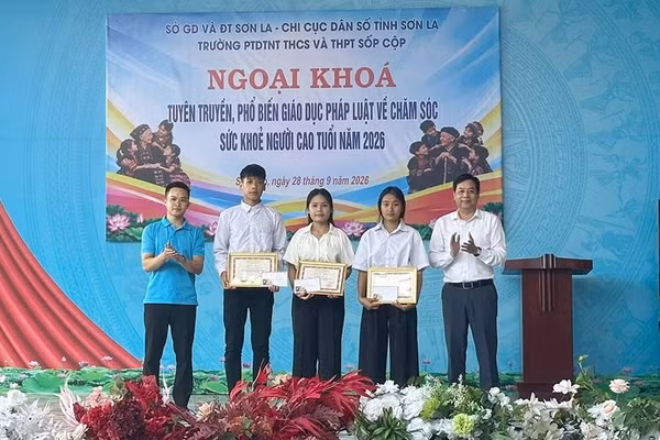 Lãnh đạo Chi cục Dân số tỉnh Sơn La trao giải cho các đội thi xuất sắc tại chương trình ngoại khóa tuyên truyền, phổ biến giáo dục pháp luật về chăm sóc sức khỏe người cao tuổi xã Sốp Cộp. (Ảnh: QUỐC TUẤN)