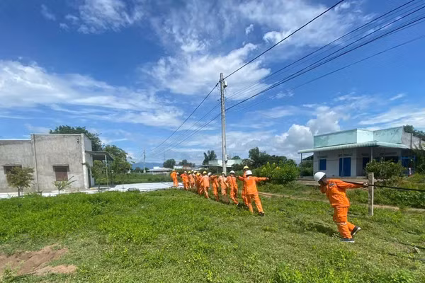 Ngành điện kéo lưới về vùng núi. (Ảnh: QUÝ NGỌC)