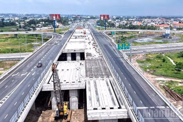 Dự án mở rộng cao tốc Thành phố Hồ Chí Minh-Long Thành là công trình giao thông cấp bách. (Ảnh: THIÊN VƯƠNG)