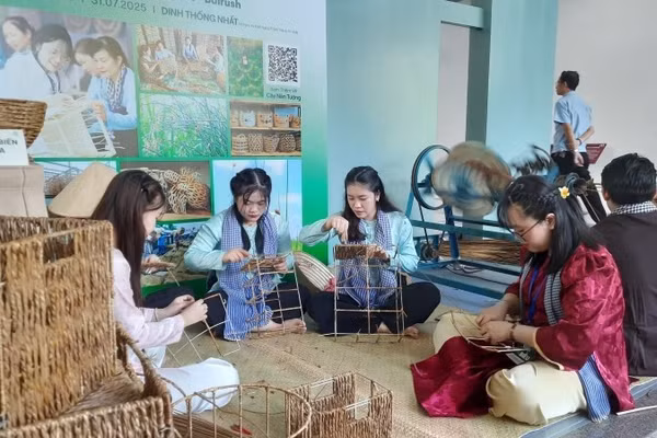 Sản xuất hàng thủ công mỹ nghệ theo mô hình kinh tế xanh. (Ảnh: CAO TÂN)