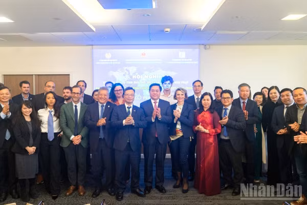 Các đại biểu, đại diện cơ quan và doanh nghiệp Việt Nam và Pháp chụp ảnh lưu niệm tại Hội nghị xúc tiến đầu tư tỉnh Phú Thọ tại Pháp, ngày 29/10. (Ảnh: TRUNG HƯNG)