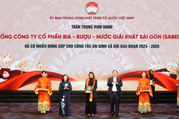Phó Thủ tướng Thường trực Phạm Gia Túc và Chủ tịch Ủy ban Trung ương Mặt trận Tổ quốc Việt Nam Bùi Thị Minh Hoài trao biểu trưng cho bà Lim Pei Chi Patsy, Phó Tổng Giám đốc SABECO, tại sự kiện ngày 17/10. (Ảnh: SABECO)