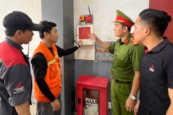 Lắp đặt hệ thống truyền tin báo cháy là một trong những giải pháp quan trọng nhằm nâng cao hiệu quả công tác phòng cháy, chữa cháy trong giai đoạn hiện nay. (Ảnh: Bộ Công an)
