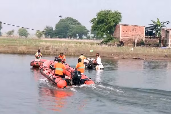 Hoạt động cứu hộ được tiến hành sau vụ lật thuyền trên sông Hằng, thuộc huyện Vaishali, bang Bihar, Ấn Độ, ngày 13/10/2026. (Ảnh: ANI/TTXVN phát)