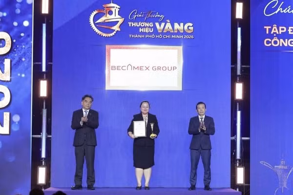 Bà Trần Thị Hồng Minh, Phó Tổng Giám đốc Tập đoàn Becamex nhận cúp và Giải thưởng Thương hiệu Vàng Thành phố Hồ Chí Minh 2026. (Ảnh: Hạ Long)