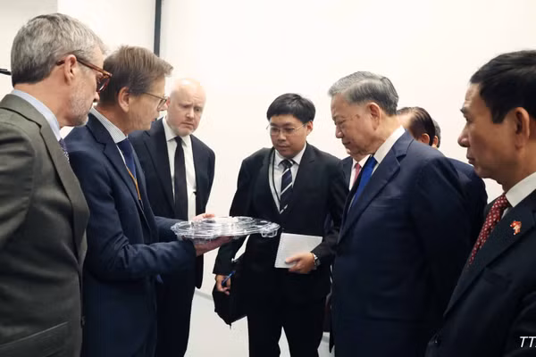 Tổng Bí thư, Chủ tịch nước Tô Lâm cùng Nhà vua Đan Mạch Frederik X thăm Viện nghiên cứu Niels Bohr, thuộc Đại học Copenhagen. (Ảnh: TTXVN)