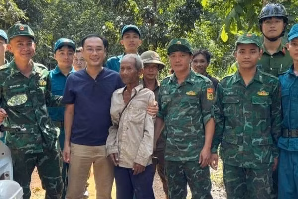 Ông Điểu Cầm được các lực lượng tìm thấy sau 13 giờ thất lạc. (Ảnh: HA)
