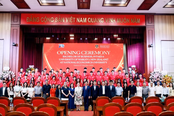 Đại biểu và tân sinh viên khóa 6 chụp ảnh lưu niệm. (Ảnh: TUẤN ANH)