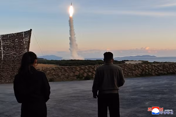 Nhà lãnh đạo Triều Tiên Kim Jong Un giám sát vụ phóng tên lửa chiến lược tầm trung, ngày 3/10/2026. (Ảnh: KCNA/TTXVN phát)