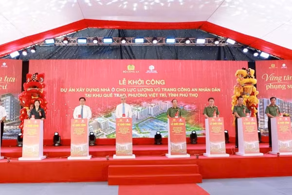 Các đại biểu thực hiện nghi thức ấn nút khởi công xây dựng dự án nhà ở cho lực lượng vũ trang Công an nhân dân. (Ảnh: NGỌC LONG)