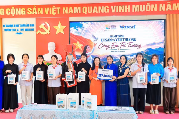 Chương trình “Cùng em tới trường” trao 257 bộ áo dài cho giáo viên, học sinh nữ Trường trung học cơ sở và trung học phổ thông Hoành Mô, Bình Liêu, Quảng Ninh. (Ảnh: HOÀI NAM)