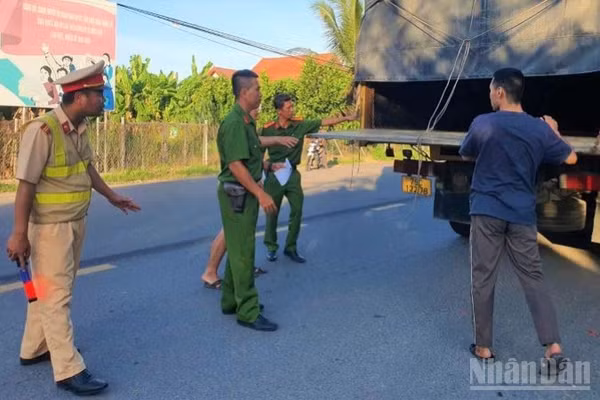 Lực lượng chức năng lập các chốt kiểm tra tất cả các phương tiện ra vào khu vực xã Diên Lâm. (Ảnh: VŨ TÂN)
