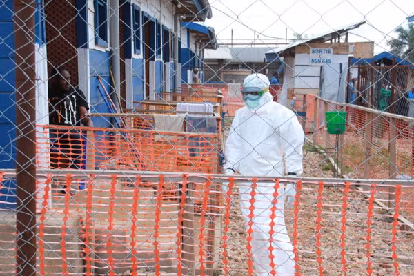 Nhân viên y tế tại trung tâm điều trị Ebola ở thành phố Beni, tỉnh Bắc Kivu, miền đông Cộng hòa Dân chủ Congo (DRC), ngày 8/10/2026. (Ảnh: Tân Hoa xã)