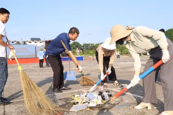 Người dân Thủ đô chủ động giữ gìn không gian sống. (Ảnh: Thanh Hậu)