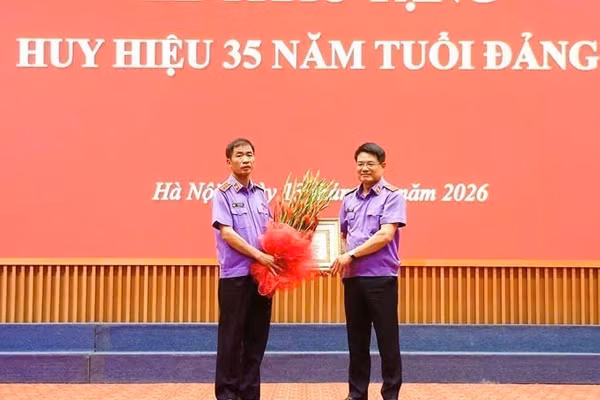 Viện trưởng Viện Kiểm sát nhân dân tối cao trao Huy hiệu 35 năm tuổi Đảng. (Ảnh: CAO NGUYÊN)