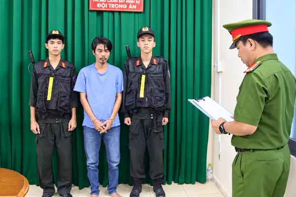 Cơ quan chức năng làm việc với đối tượng Đỗ Minh Quang. (Ảnh: Công an cung cấp)