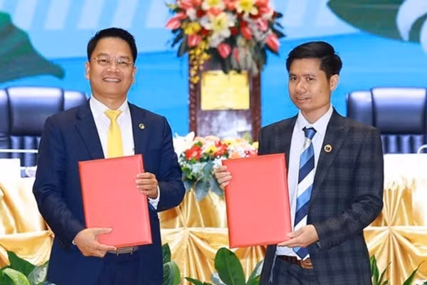 Ông Nguyễn Ngọc Nghị, Phó Tổng Giám đốc T&T Group, Chủ tịch Công ty cổ phần Tập đoàn Năng lượng T&T (bên trái) và ông Phan Văn Sơn, Giám đốc Công ty Đầu tư và thương mại Vinacom trao biên bản ghi nhớ về hợp tác phát triển Dự án điện gió Savan 2. (Ảnh: T&T GROUP)