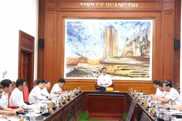 Ủy viên Trung ương Đảng, Bí thư Tỉnh ủy Quảng Trị Vương Quốc Tuấn phát biểu kết luận buổi làm việc về tình hình triển khai các dự án điện trên địa bàn. (Ảnh: HG)