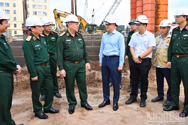 Đại tướng Nguyễn Trọng Nghĩa kiểm tra tình hình triển khai dự án Nhà hát Quân đội. (Ảnh: THẾ ĐẠI)