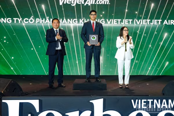 Vietjet được Forbes Việt Nam vinh danh trong “50 Doanh nghiệp dẫn đầu về ESG năm 2026. (Ảnh: BẢO VY)