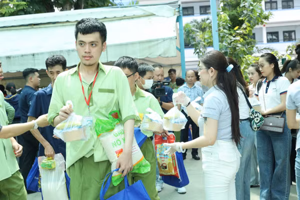 Các bạn học viên nhận quà tại chương trình. (Ảnh: BÙI DUYÊN)