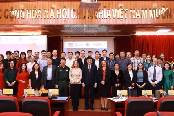 Các đại biểu chụp ảnh lưu niệm tại cuộc họp cập nhật tiến độ Dự án ODA “Nâng cao năng lực giám định hài cốt trong chiến tranh thông qua hợp tác phát triển, chuyển giao công nghệ và tiếp nhận trang thiết bị, hóa chất, vật tư tiêu hao”. (Ảnh: Mai Lan)