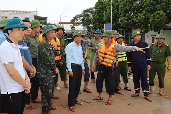 Lãnh đạo xã Kim Tân báo cáo tình hình ngập nước trên địa bàn.