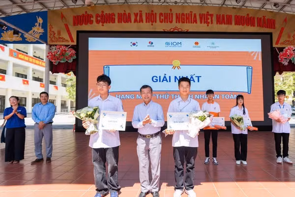 Ông Nguyễn Văn Tiến, Phó Cục trưởng Cục Quản lý đê điều và phòng, chống thiên tai trao giải cho các em học sinh đoạt giải. (Ảnh: Cục Quản lý đê điều và Phòng, chống thiên tai)