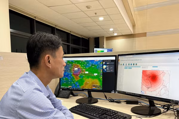 Quan trắc khí tượng bằng thiết bị quan trắc tự động. (Ảnh: TUẤN NGỌC)