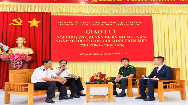 Đại biểu, nhân chứng lịch sử giao lưu với học sinh nhân kỷ niệm 65 năm Ngày mở đường Hồ Chí Minh trên biển. (Ảnh: HOÀNG TRUNG)
