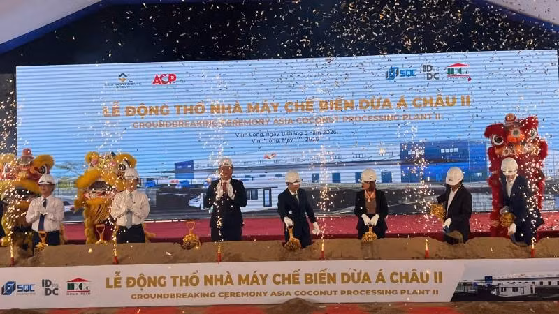 Lãnh đạo tham dự buổi lễ thực hiện nghi thức động thổ xây dựng Nhà máy chế biến dừa Á Châu II.