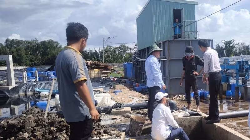 Kiểm tra việc khắc phục ô nhiễm môi trường tại bãi rác An Hiệp. (Ảnh: HOÀNG TRUNG)