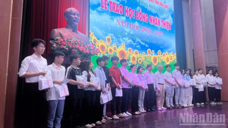 Ban Tổ chức trao học bổng cho học sinh, sinh viên Làng trẻ em SOS. (Ảnh: HOÀNG TRUNG)