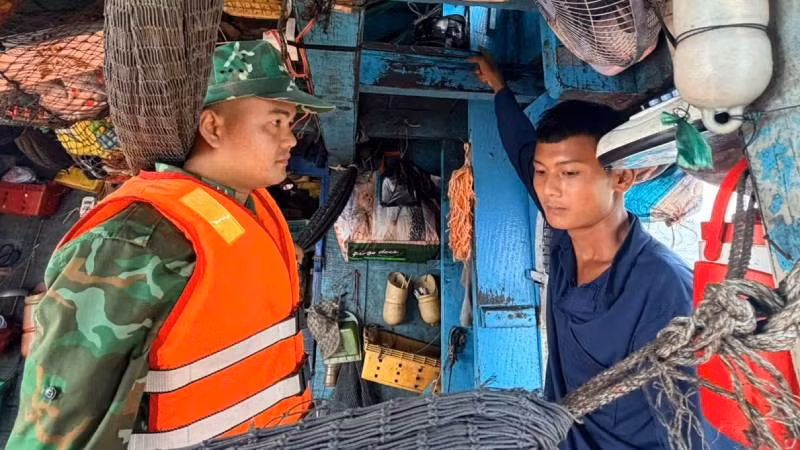 Đối tượng P. bị lực lượng chức năng bắt giữ do tàng trữ chất ma túy trái phép trên tàu đánh cá.