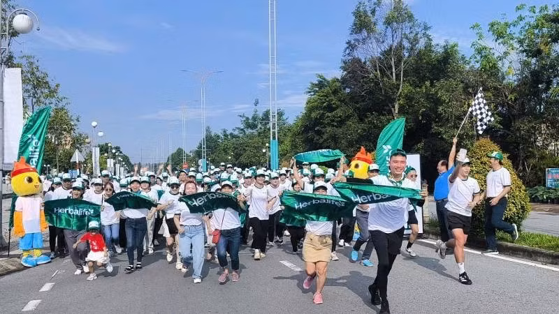 Đông đảo cán bộ, nhân dân, học sinh, sinh viên tham gia chương trình Toàn dân tập luyện thể dục thể thao.