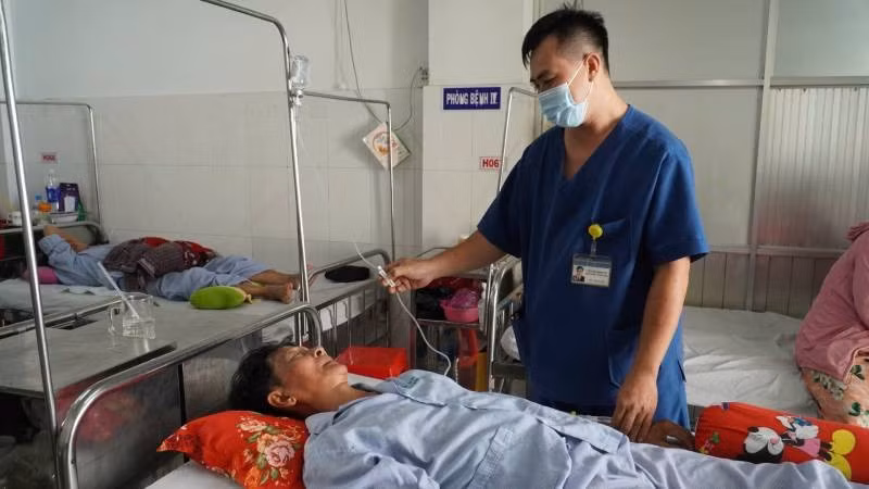 Ông Phạm Văn Nuôi (ngụ xã Tân Thanh Bình) được chăm sóc sau phẫu thuật tại khoa Ngoại Thần kinh (Bệnh viện Nguyễn Đình Chiểu).