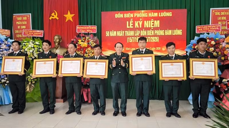 Đại biểu tham dự buổi lễ trao Huy chương Chiến sĩ vẻ vang cho 7 cán bộ, chiến sĩ Đồn Biên phòng Hàm Luông.