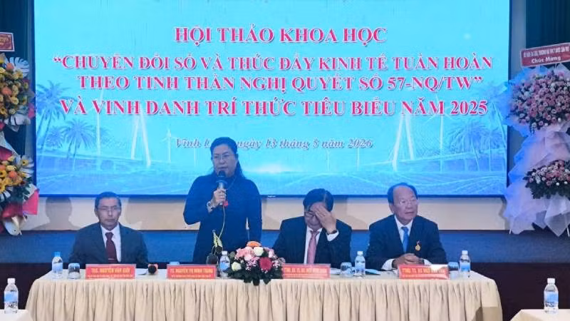 Đại biểu chủ trì tại hội thảo về chuyển đổi số và thúc đẩy kinh tế tuần hoàn theo tinh thần Nghị quyết số 57.