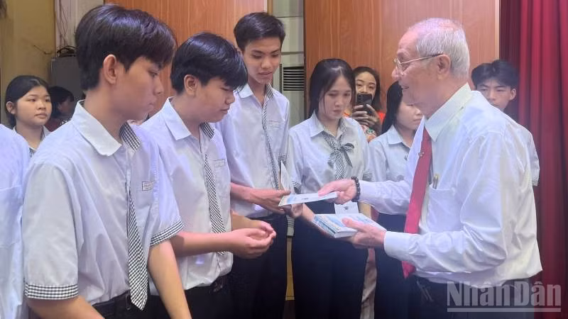 Trao học bổng giúp học sinh có hoàn cảnh khó khăn tiếp tục được đến trường. (Ảnh: HOÀNG TRUNG)