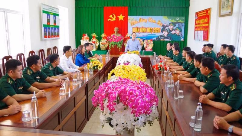 Tỉnh ủy Vĩnh Long thăm, chúc Tết cán bộ, chiến sĩ Hải đội Biên phòng 2 và Đồn Biên phòng cửa khẩu Cảng Trường Long Hòa.