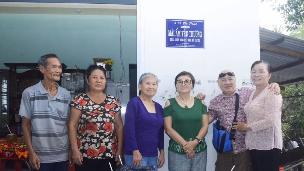 Đồng chí Nguyễn Thị Đẹp (bên phải) cùng nhà hảo tâm bàn giao nhà mái ấm tình thương cho người dân tại địa phương.