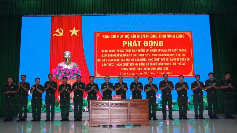 Các đơn vị trực thuộc Bộ đội Biên phòng tỉnh Vĩnh Long ký giao ước thi đua tại buổi phát động.