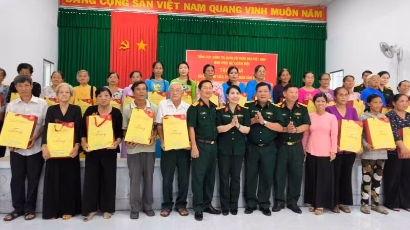 Đoàn công tác của Ban Phụ nữ Quân đội trao quà cho gia đình chính sách, phụ nữ có hoàn cảnh khó khăn tại tỉnh Vĩnh Long. (Ảnh: HOÀNG TRUNG)