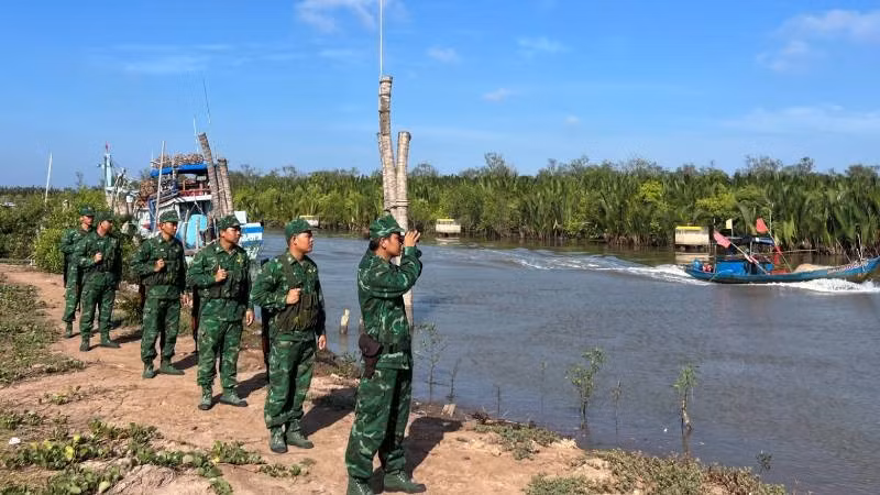 Cán bộ, chiến sĩ Đồn Biên phòng Cổ Chiên tuần tra, bảo vệ khu vực biên giới biển.