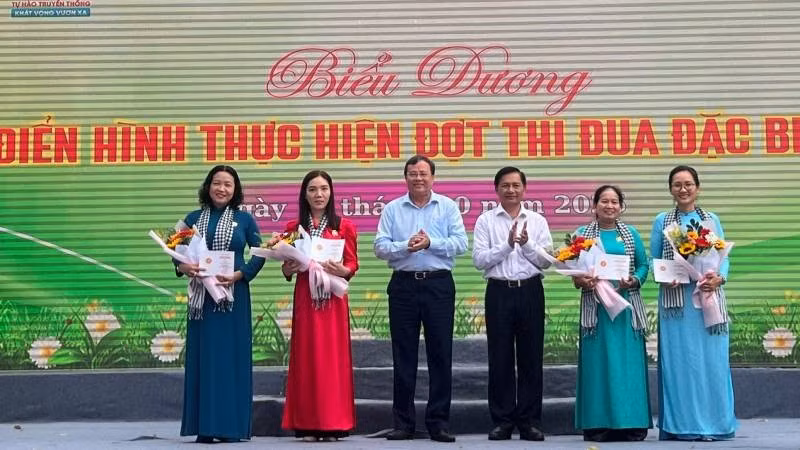 Lãnh đạo Tỉnh ủy Vĩnh Long trao kỷ niệm chương vì sự phát triển của Phụ nữ Việt Nam cho các chị em phụ nữ trong tỉnh. (Ảnh: HOÀNG TRUNG)