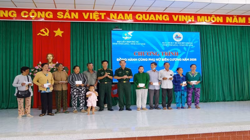 Bộ đội Biên phòng tỉnh Vĩnh Long tặng quà cho người dân có hoàn cảnh khó khăn tại khu vực biên giới. (Ảnh: TRẦN GIỎI)